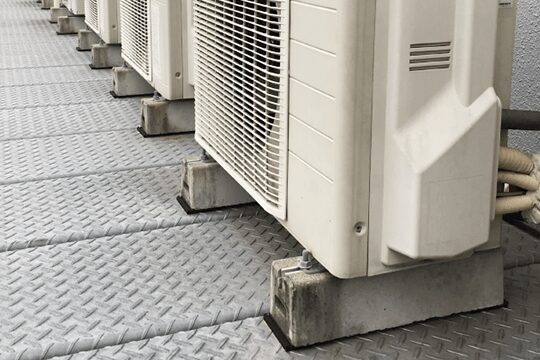 室外機に転倒防止対策