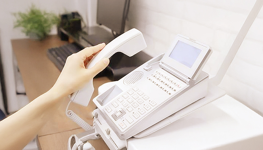 相談のため受話器をとるイメージ
